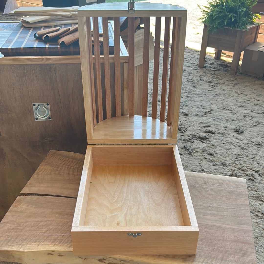 Same saddle barrel as our other items, but this is designed for the rider that takes their saddle to and from the barn regularly. Ideal to have a stand in which your saddle can rest on without damage in the backseat of you vehicle.